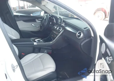 2016 Mercedes-Benz C 300 z USA, uszkodzony, nr VIN 55SWF4JB3GU178561